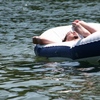 Der faule mann und das meer. Ein echt cooles Foto von Michael. Das Schlauchboot verkehrt herum, eine schoene Badeinsel!