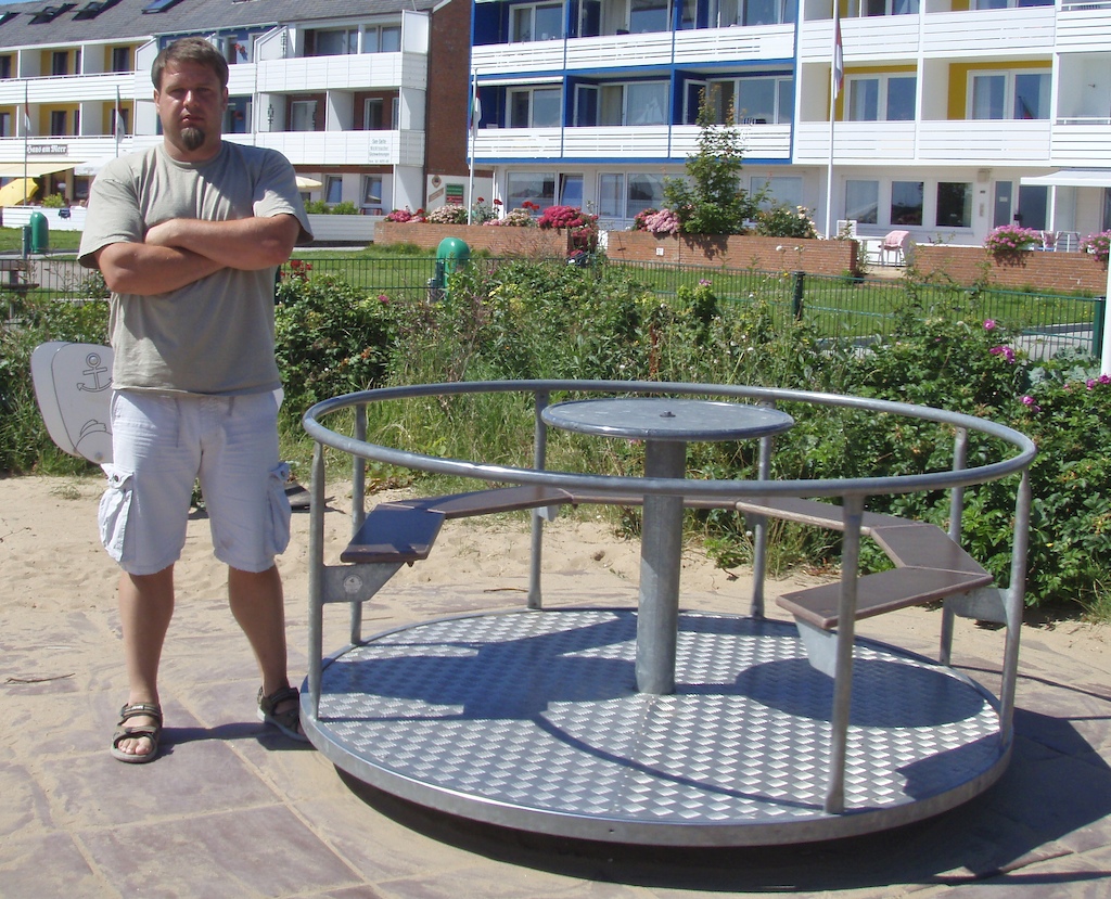 Der Chef vom Spielplatz! Der Kreisel dreht sich grade, leider sieht man das nicht auf dem Bild.