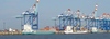 Containerterminal Bremerhaven von der Weserseite aus. Es ist nicht voll, aber einige Schiffe sind da, wenn auch keine wirklich grossen.