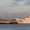 Tod und Leben. Auf dem linken Schiff fand man letzte Woche Eineinhalb Tonnen Koks, mit dem rechten Schiff werden Leben gerettet.